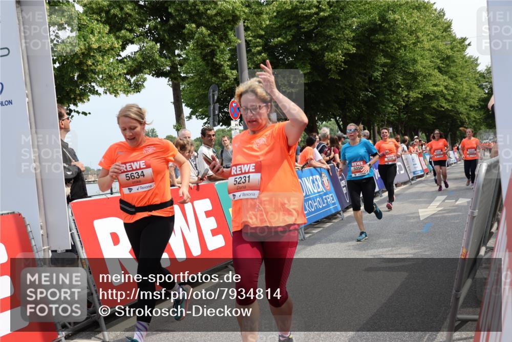 15.06.2025 - REWE Women's Run Strokosch-Dieckow http://msf.ph/oto/7934814 15.06.2025 11:07:55 Ziel 5050, 5138, 5181, 5231, 5350, 5351, 5357, 5509, 5603, 5634 meine-sportfotos.de