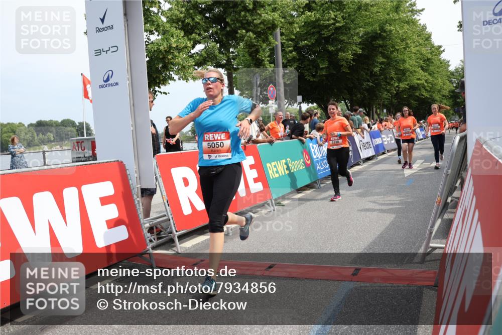 15.06.2025 - REWE Women's Run Strokosch-Dieckow http://msf.ph/oto/7934856 15.06.2025 11:07:57 Ziel 5050, 5138, 5181, 5231, 5350, 5351, 5357, 5509, 5603, 5634 meine-sportfotos.de
