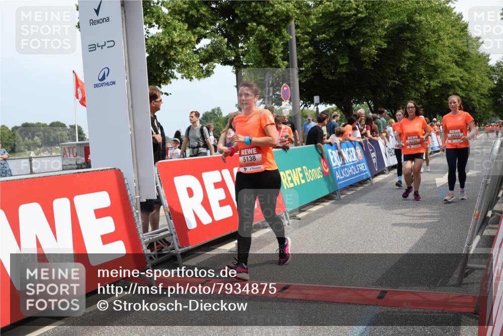 15.06.2025 - REWE Women's Run Strokosch-Dieckow http://msf.ph/oto/7934875 15.06.2025 11:07:58 Ziel 5050, 5138, 5181, 5231, 5350, 5351, 5357, 5509, 5603, 5634 meine-sportfotos.de