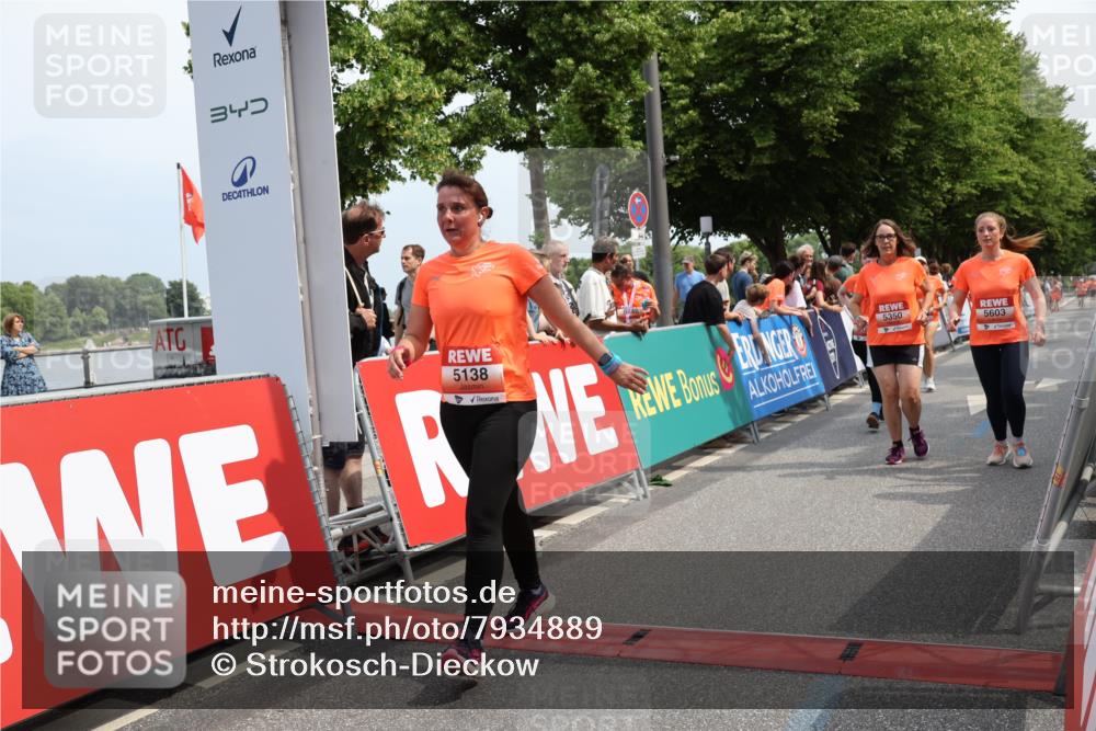 15.06.2025 - REWE Women's Run Strokosch-Dieckow http://msf.ph/oto/7934889 15.06.2025 11:07:59 Ziel 5050, 5138, 5181, 5231, 5350, 5351, 5357, 5509, 5603, 5634 meine-sportfotos.de