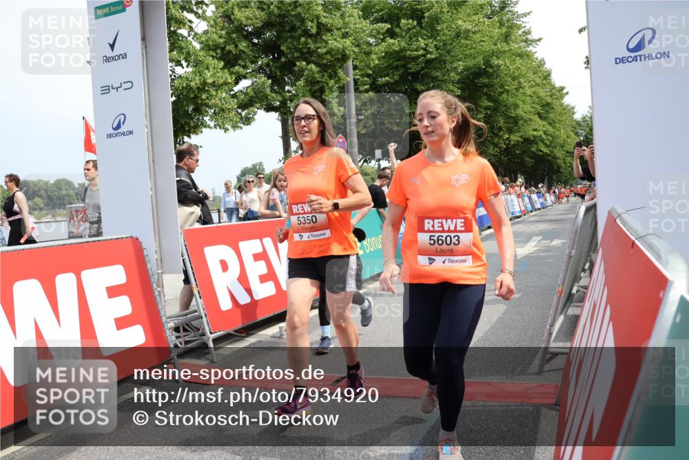 15.06.2025 - REWE Women's Run Strokosch-Dieckow http://msf.ph/oto/7934920 15.06.2025 11:08:01 Ziel 5050, 5138, 5181, 5231, 5350, 5509, 5603, 5634 meine-sportfotos.de