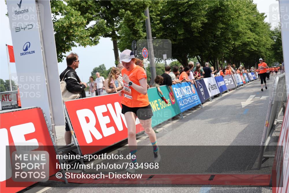 15.06.2025 - REWE Women's Run Strokosch-Dieckow http://msf.ph/oto/7934968 15.06.2025 11:08:16 Ziel 5135, 5643 meine-sportfotos.de