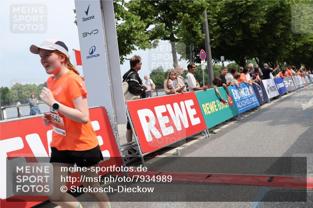15.06.2025 - REWE Women's Run Strokosch-Dieckow http://msf.ph/oto/7934989 15.06.2025 11:08:17 Ziel 5135, 5643 meine-sportfotos.de