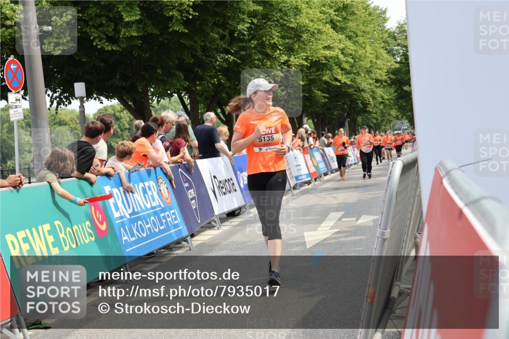 15.06.2025 - REWE Women's Run Strokosch-Dieckow http://msf.ph/oto/7935017 15.06.2025 11:08:20 Ziel 5135, 5643 meine-sportfotos.de