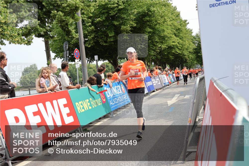15.06.2025 - REWE Women's Run Strokosch-Dieckow http://msf.ph/oto/7935049 15.06.2025 11:08:20 Ziel 5135, 5643 meine-sportfotos.de