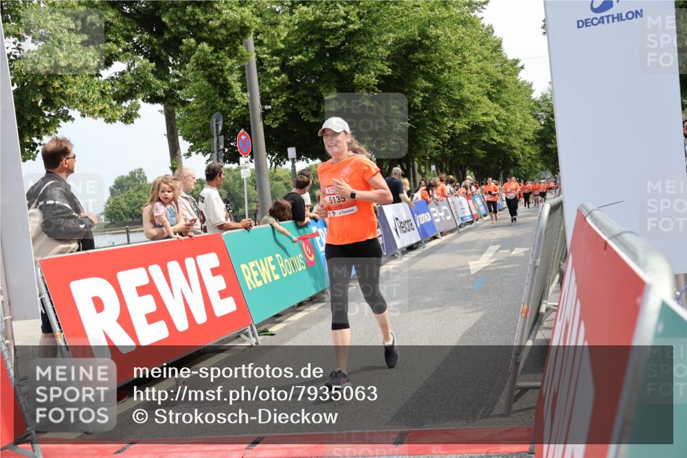 15.06.2025 - REWE Women's Run Strokosch-Dieckow http://msf.ph/oto/7935063 15.06.2025 11:08:21 Ziel 5135, 5376, 5564, 5643, 5683 meine-sportfotos.de