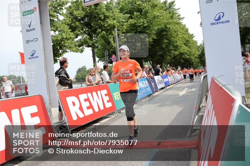 15.06.2025 - REWE Women's Run Strokosch-Dieckow http://msf.ph/oto/7935077 15.06.2025 11:08:21 Ziel 5135, 5376, 5564, 5643, 5683 meine-sportfotos.de