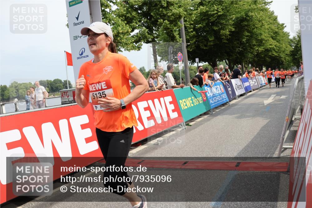 15.06.2025 - REWE Women's Run Strokosch-Dieckow http://msf.ph/oto/7935096 15.06.2025 11:08:22 Ziel 5135, 5376, 5526, 5564, 5643, 5683 meine-sportfotos.de