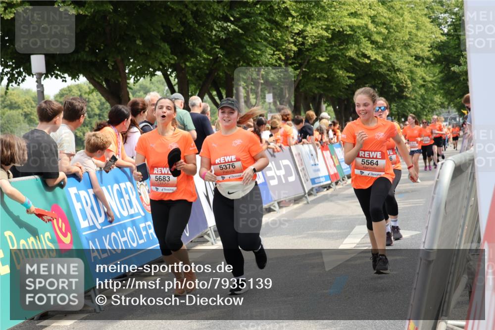 15.06.2025 - REWE Women's Run Strokosch-Dieckow http://msf.ph/oto/7935139 15.06.2025 11:08:26 Ziel 5135, 5296, 5376, 5526, 5541, 5564, 5683 meine-sportfotos.de