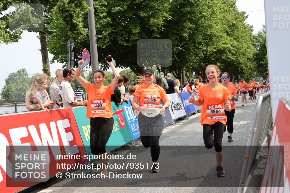 15.06.2025 - REWE Women's Run Strokosch-Dieckow http://msf.ph/oto/7935173 15.06.2025 11:08:27 Ziel 5135, 5296, 5376, 5526, 5541, 5564, 5683 meine-sportfotos.de