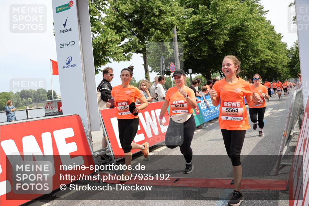 15.06.2025 - REWE Women's Run Strokosch-Dieckow http://msf.ph/oto/7935192 15.06.2025 11:08:28 Ziel 5135, 5296, 5376, 5526, 5541, 5564, 5683 meine-sportfotos.de