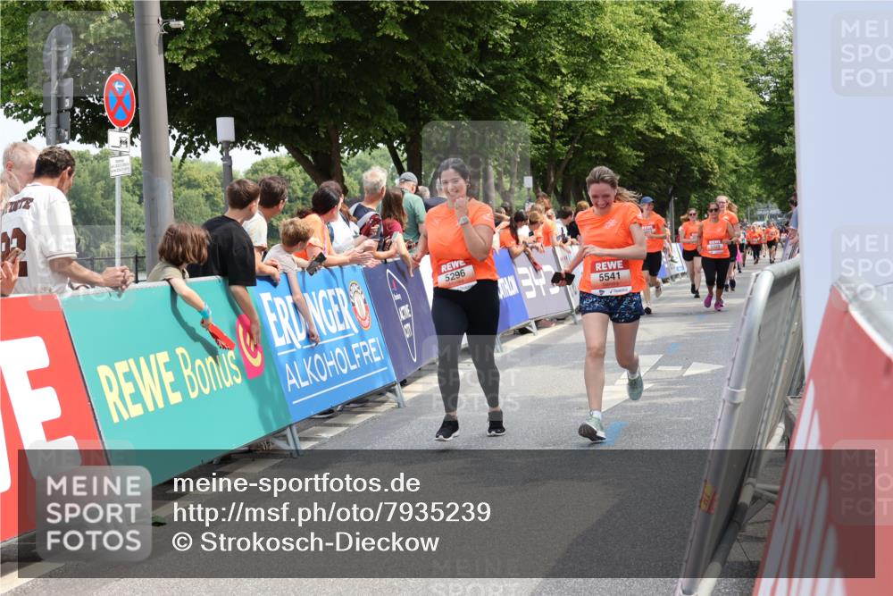15.06.2025 - REWE Women's Run Strokosch-Dieckow http://msf.ph/oto/7935239 15.06.2025 11:08:30 Ziel 5057, 5296, 5376, 5469, 5526, 5529, 5541, 5564, 5683 meine-sportfotos.de