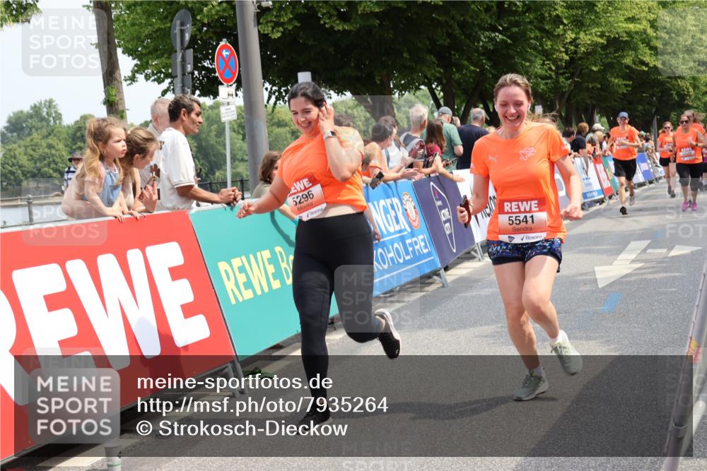 15.06.2025 - REWE Women's Run Strokosch-Dieckow http://msf.ph/oto/7935264 15.06.2025 11:08:31 Ziel 5057, 5296, 5376, 5469, 5526, 5529, 5541, 5564, 5683 meine-sportfotos.de