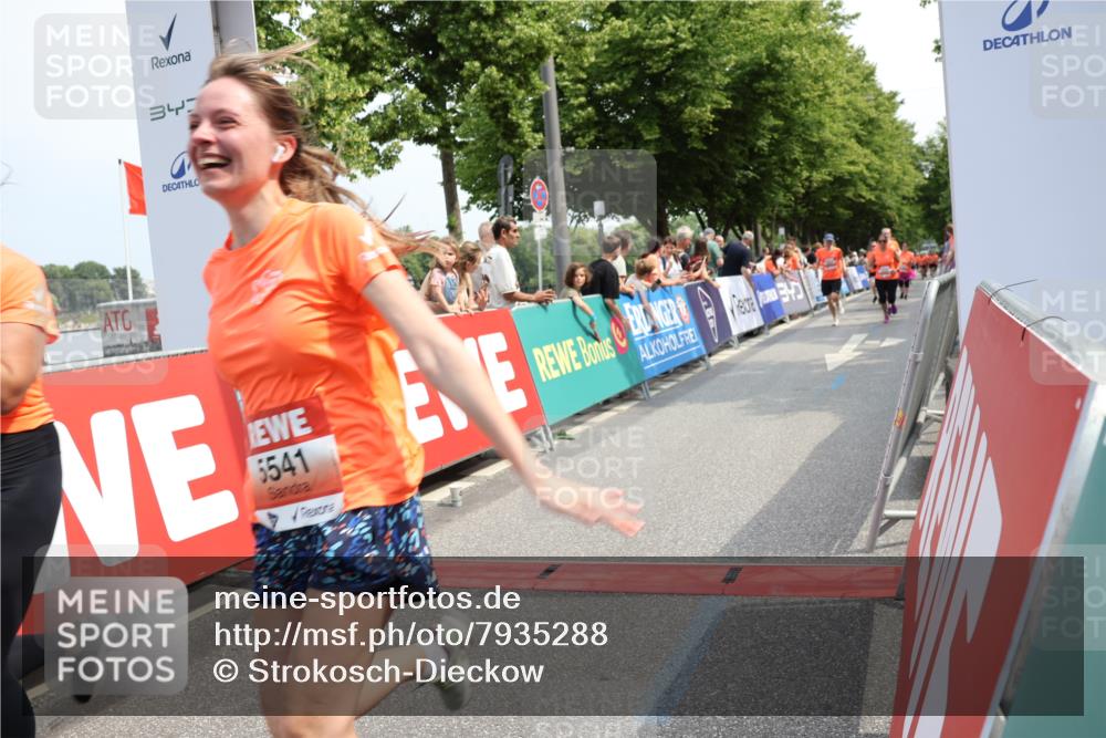 15.06.2025 - REWE Women's Run Strokosch-Dieckow http://msf.ph/oto/7935288 15.06.2025 11:08:32 Ziel 5057, 5296, 5376, 5469, 5526, 5529, 5541, 5564, 5683 meine-sportfotos.de