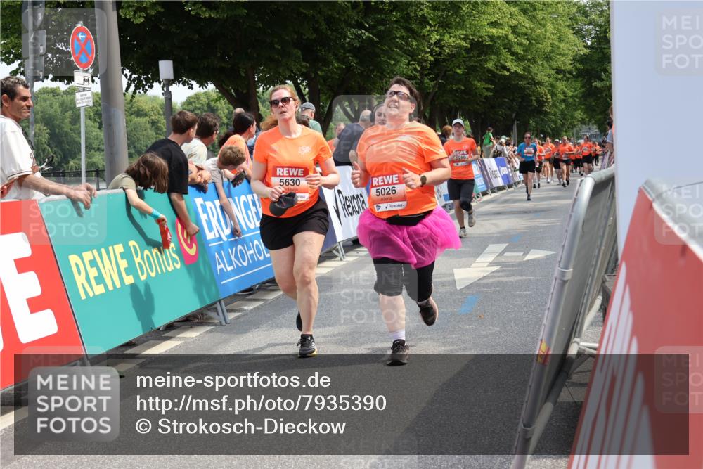 15.06.2025 - REWE Women's Run Strokosch-Dieckow http://msf.ph/oto/7935390 15.06.2025 11:08:39 Ziel 5026, 5057, 5108, 5259, 5469, 5529, 5630 meine-sportfotos.de