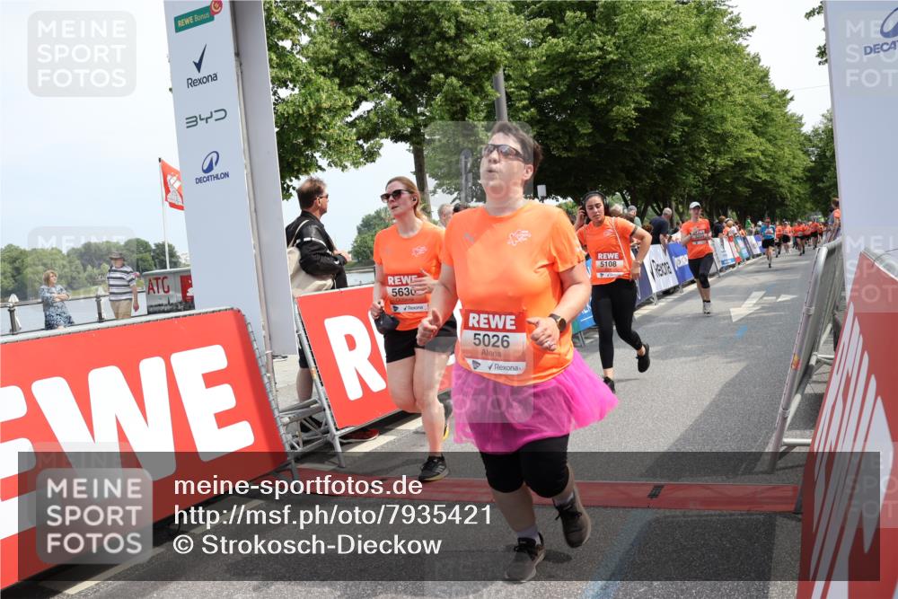 15.06.2025 - REWE Women's Run Strokosch-Dieckow http://msf.ph/oto/7935421 15.06.2025 11:08:40 Ziel 5026, 5057, 5108, 5259, 5469, 5529, 5630 meine-sportfotos.de