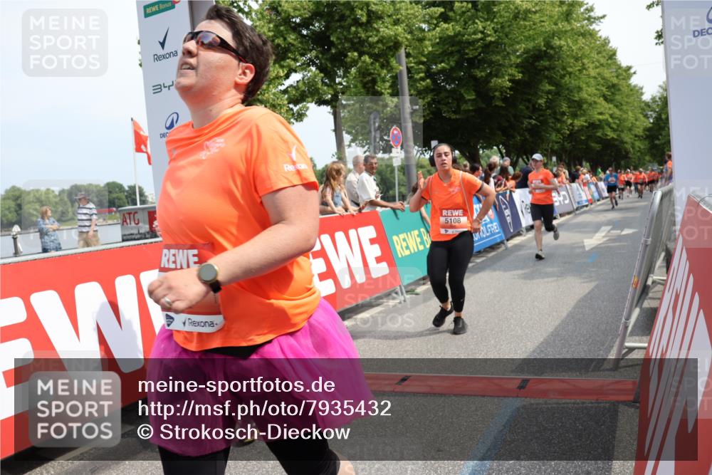 15.06.2025 - REWE Women's Run Strokosch-Dieckow http://msf.ph/oto/7935432 15.06.2025 11:08:41 Ziel 5026, 5057, 5108, 5255, 5259, 5469, 5529, 5630 meine-sportfotos.de