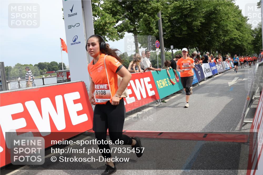 15.06.2025 - REWE Women's Run Strokosch-Dieckow http://msf.ph/oto/7935457 15.06.2025 11:08:42 Ziel 5026, 5057, 5108, 5255, 5259, 5469, 5529, 5630 meine-sportfotos.de