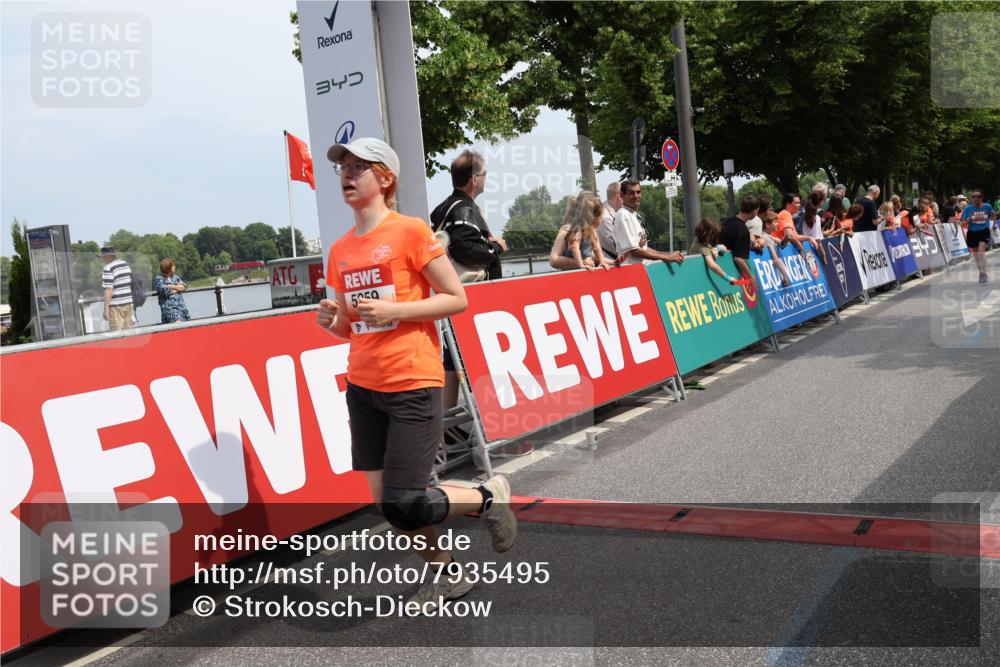 15.06.2025 - REWE Women's Run Strokosch-Dieckow http://msf.ph/oto/7935495 15.06.2025 11:08:43 Ziel 5026, 5108, 5255, 5259, 5469, 5529, 5630 meine-sportfotos.de