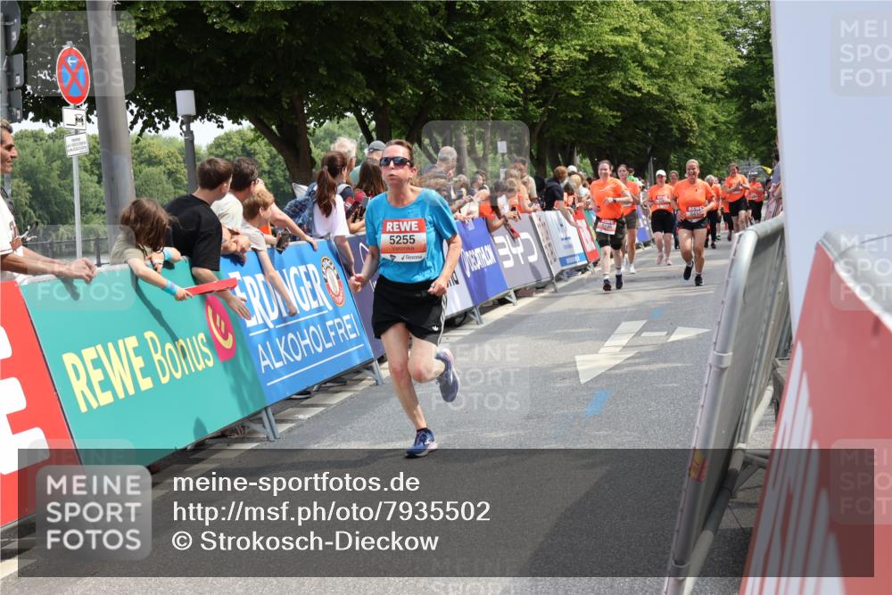 15.06.2025 - REWE Women's Run Strokosch-Dieckow http://msf.ph/oto/7935502 15.06.2025 11:08:46 Ziel 5026, 5108, 5198, 5203, 5255, 5259, 5414, 5630 meine-sportfotos.de