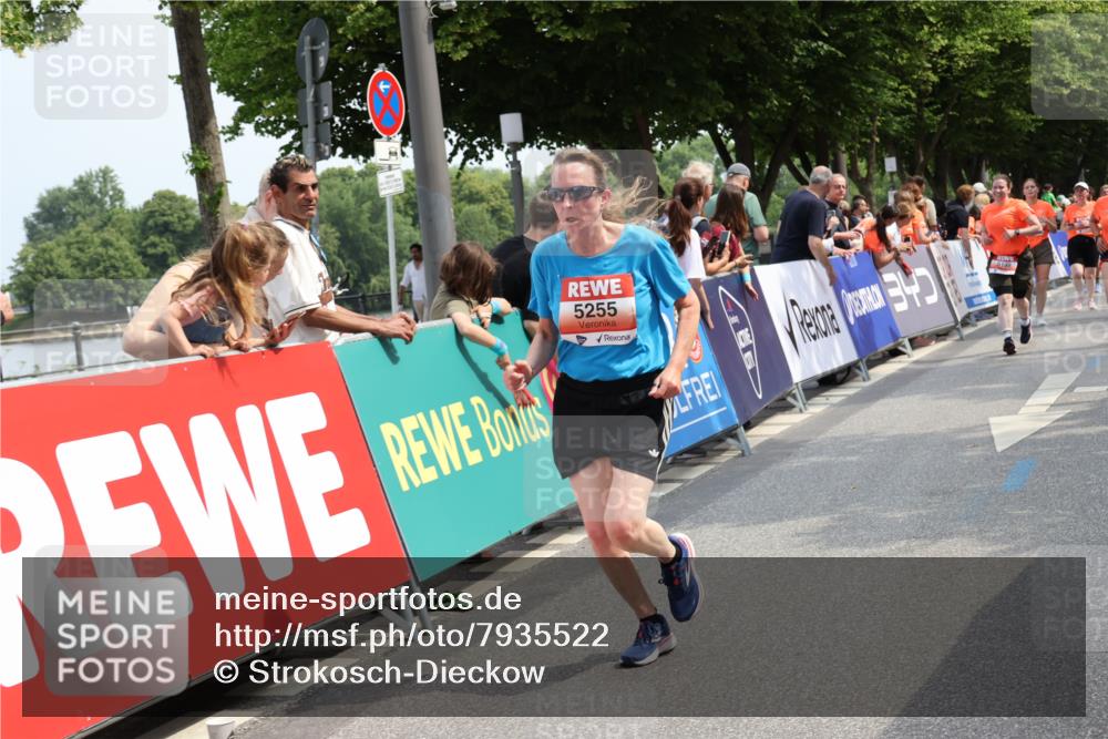 15.06.2025 - REWE Women's Run Strokosch-Dieckow http://msf.ph/oto/7935522 15.06.2025 11:08:47 Ziel 5026, 5108, 5198, 5203, 5255, 5259, 5414, 5630 meine-sportfotos.de