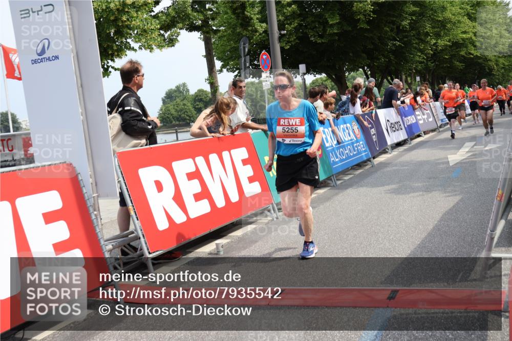 15.06.2025 - REWE Women's Run Strokosch-Dieckow http://msf.ph/oto/7935542 15.06.2025 11:08:47 Ziel 5026, 5108, 5198, 5203, 5255, 5259, 5414, 5630 meine-sportfotos.de