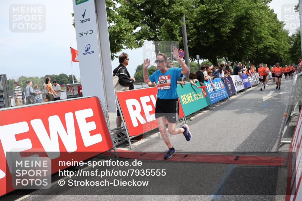 15.06.2025 - REWE Women's Run Strokosch-Dieckow http://msf.ph/oto/7935555 15.06.2025 11:08:47 Ziel 5026, 5108, 5198, 5203, 5255, 5259, 5414, 5630 meine-sportfotos.de