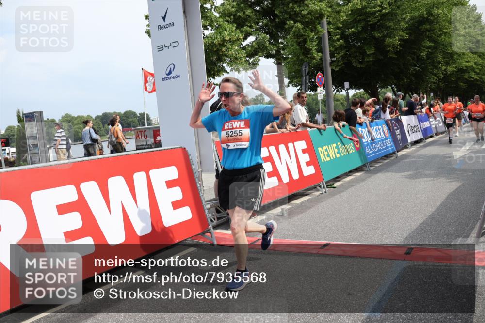 15.06.2025 - REWE Women's Run Strokosch-Dieckow http://msf.ph/oto/7935568 15.06.2025 11:08:48 Ziel 5108, 5198, 5203, 5255, 5259, 5414 meine-sportfotos.de