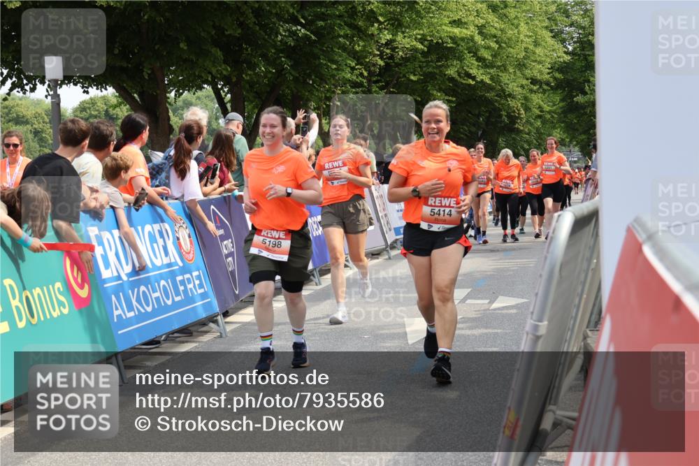 15.06.2025 - REWE Women's Run Strokosch-Dieckow http://msf.ph/oto/7935586 15.06.2025 11:08:50 Ziel 5198, 5203, 5255, 5267, 5414 meine-sportfotos.de
