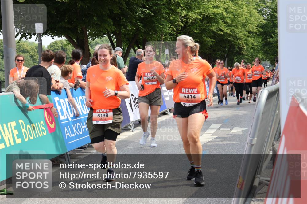 15.06.2025 - REWE Women's Run Strokosch-Dieckow http://msf.ph/oto/7935597 15.06.2025 11:08:50 Ziel 5198, 5203, 5255, 5267, 5414 meine-sportfotos.de