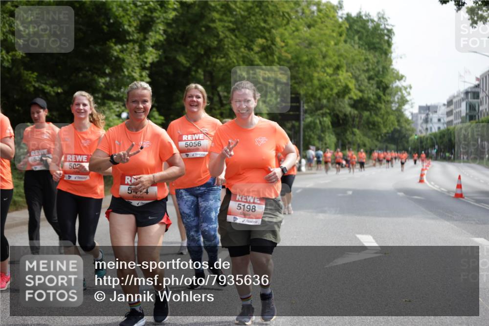 15.06.2025 - REWE Women's Run Jannik Wohlers http://msf.ph/oto/7935636 15.06.2025 10:12:58 Laufen 5056, 52, 50, 54, 5198 meine-sportfotos.de