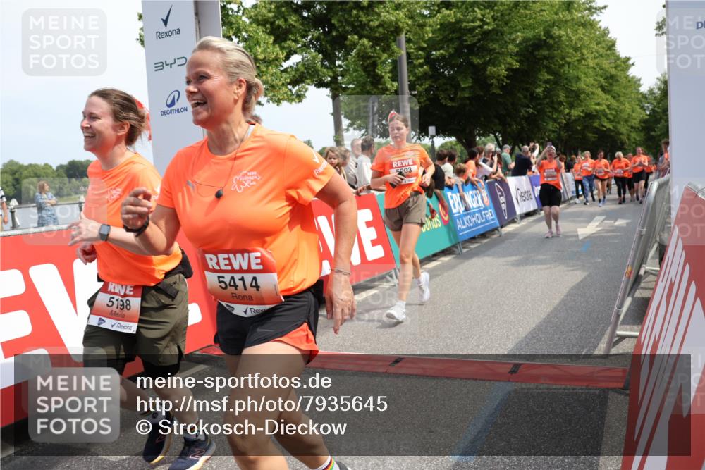 15.06.2025 - REWE Women's Run Strokosch-Dieckow http://msf.ph/oto/7935645 15.06.2025 11:08:53 Ziel 5056, 5198, 5203, 5255, 5267, 5380, 5390, 5391, 5414, 5570 meine-sportfotos.de
