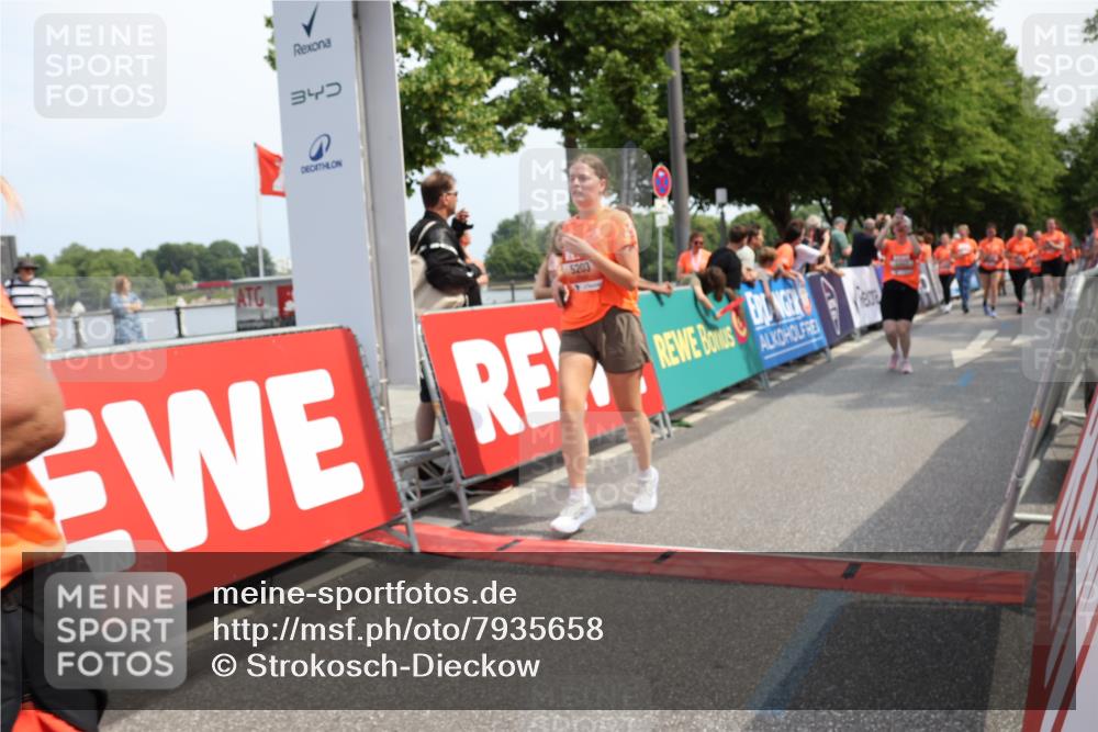 15.06.2025 - REWE Women's Run Strokosch-Dieckow http://msf.ph/oto/7935658 15.06.2025 11:08:53 Ziel 5056, 5198, 5203, 5255, 5267, 5380, 5390, 5391, 5414, 5570 meine-sportfotos.de