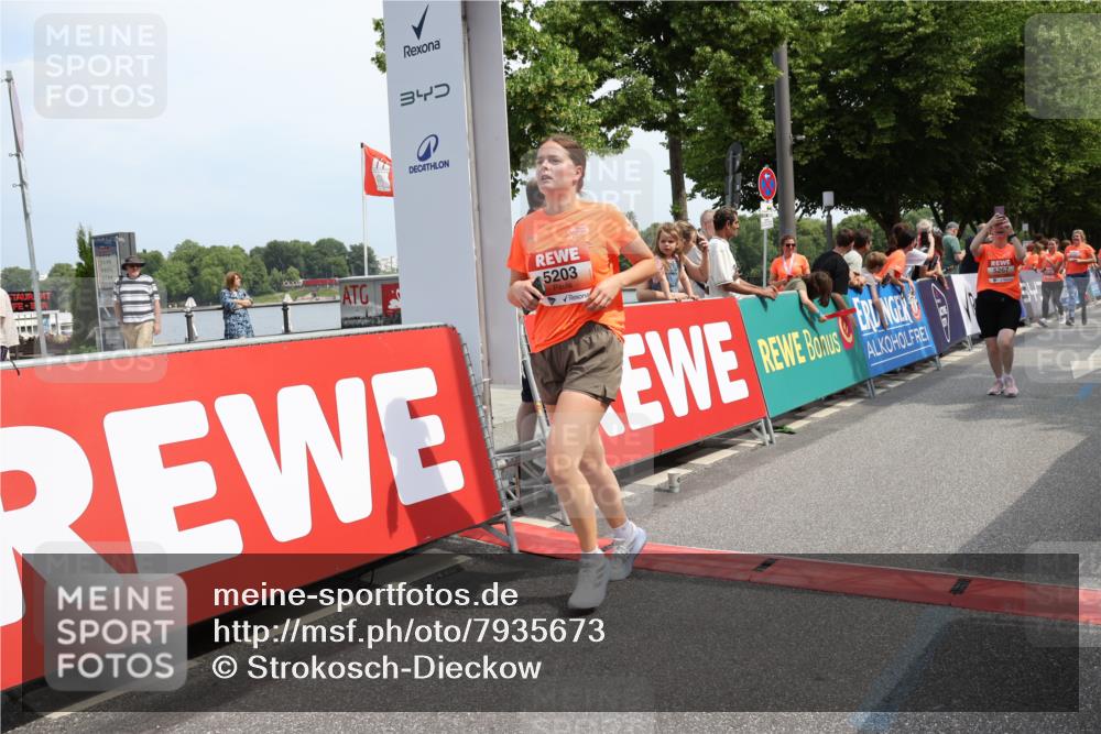 15.06.2025 - REWE Women's Run Strokosch-Dieckow http://msf.ph/oto/7935673 15.06.2025 11:08:53 Ziel 5056, 5198, 5203, 5255, 5267, 5380, 5390, 5391, 5414, 5570 meine-sportfotos.de