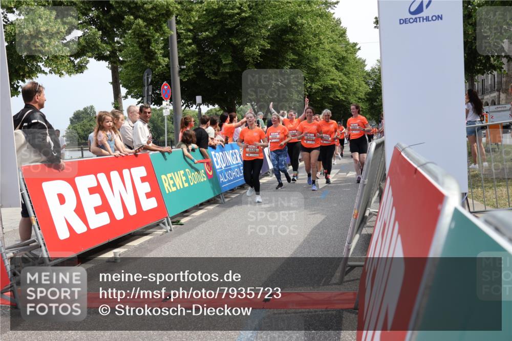 15.06.2025 - REWE Women's Run Strokosch-Dieckow http://msf.ph/oto/7935723 15.06.2025 11:08:57 Ziel 5039, 5040, 5041, 5055, 5056, 5198, 5203, 5267, 5379, 5380, 5390, 5391, 5396, 5414, 5521, 5570, 5658 meine-sportfotos.de