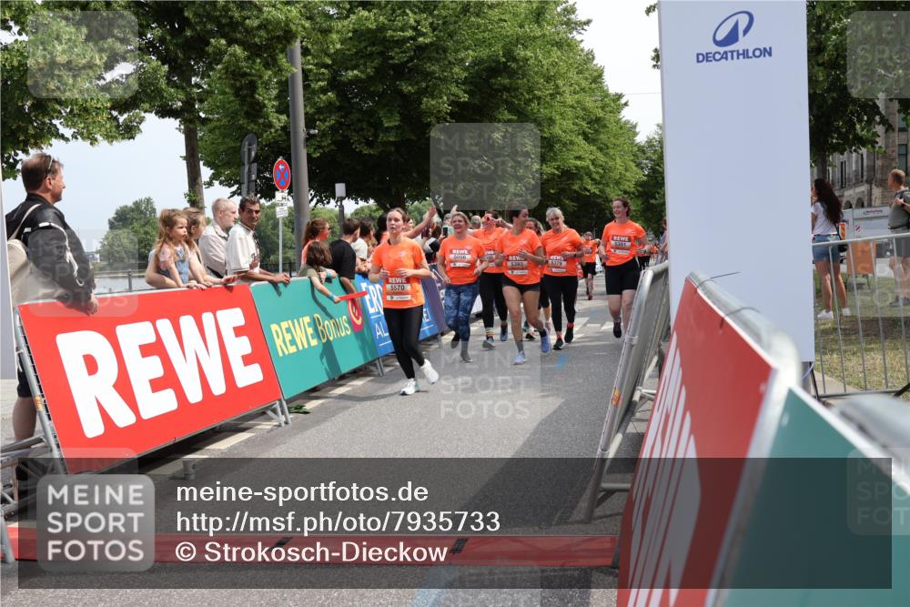 15.06.2025 - REWE Women's Run Strokosch-Dieckow http://msf.ph/oto/7935733 15.06.2025 11:08:57 Ziel 5039, 5040, 5041, 5055, 5056, 5198, 5203, 5267, 5379, 5380, 5390, 5391, 5396, 5414, 5521, 5570, 5658 meine-sportfotos.de