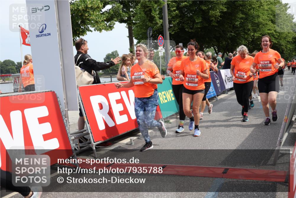 15.06.2025 - REWE Women's Run Strokosch-Dieckow http://msf.ph/oto/7935788 15.06.2025 11:08:59 Ziel 5039, 5040, 5041, 5048, 5055, 5056, 5203, 5267, 5379, 5380, 5390, 5391, 5396, 5470, 5521, 5570, 5658 meine-sportfotos.de