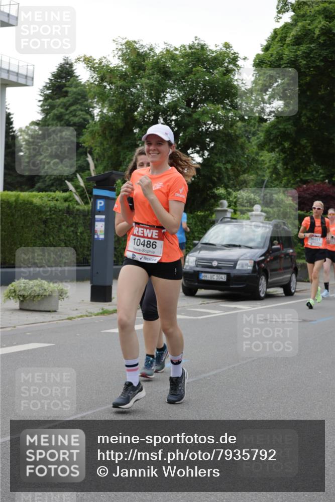 15.06.2025 - REWE Women's Run Jannik Wohlers http://msf.ph/oto/7935792 15.06.2025 08:26:18 Laufen 10486, 1043, 10221 meine-sportfotos.de
