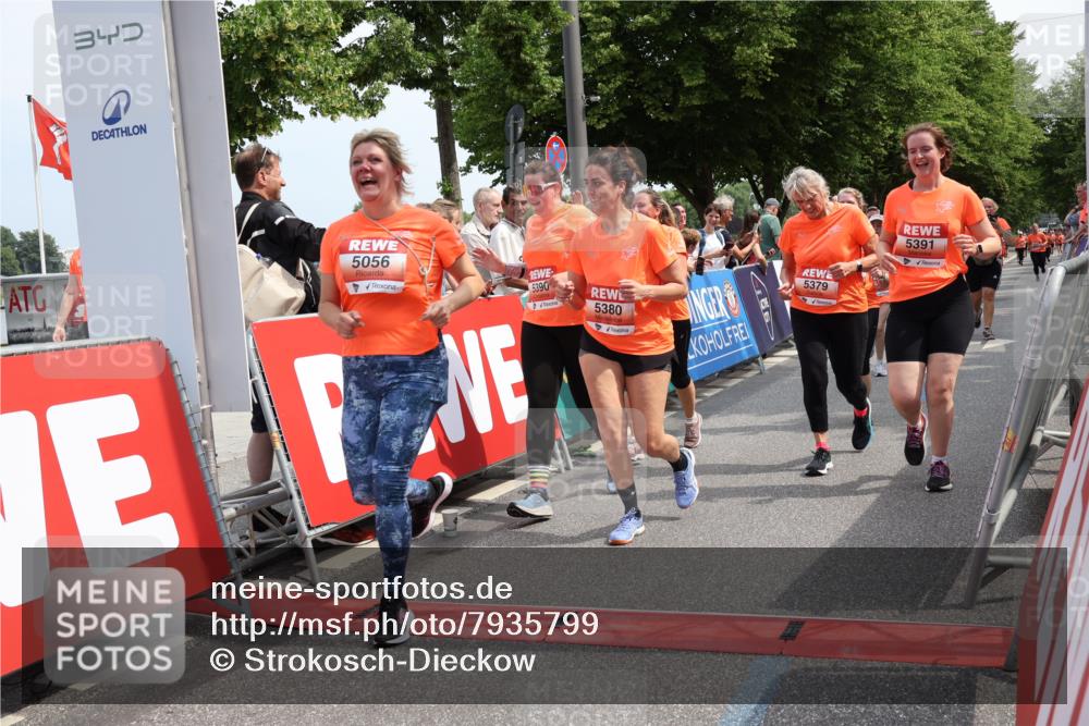 15.06.2025 - REWE Women's Run Strokosch-Dieckow http://msf.ph/oto/7935799 15.06.2025 11:08:59 Ziel 5039, 5040, 5041, 5048, 5055, 5056, 5203, 5267, 5379, 5380, 5390, 5391, 5396, 5470, 5521, 5570, 5658 meine-sportfotos.de