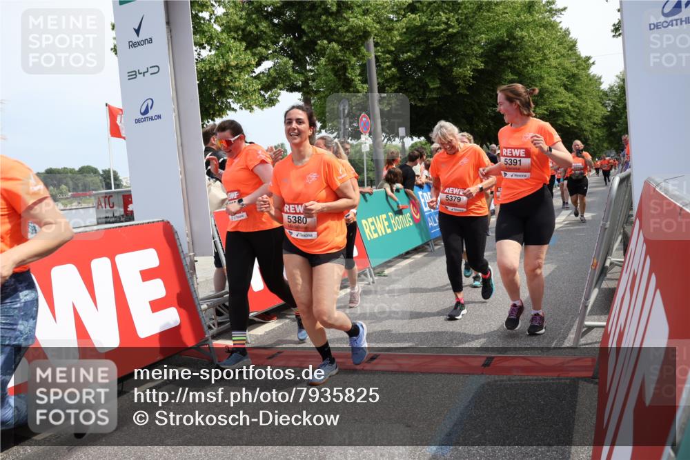 15.06.2025 - REWE Women's Run Strokosch-Dieckow http://msf.ph/oto/7935825 15.06.2025 11:09:00 Ziel 5039, 5040, 5041, 5048, 5055, 5056, 5267, 5379, 5380, 5390, 5391, 5396, 5470, 5521, 5570, 5658 meine-sportfotos.de