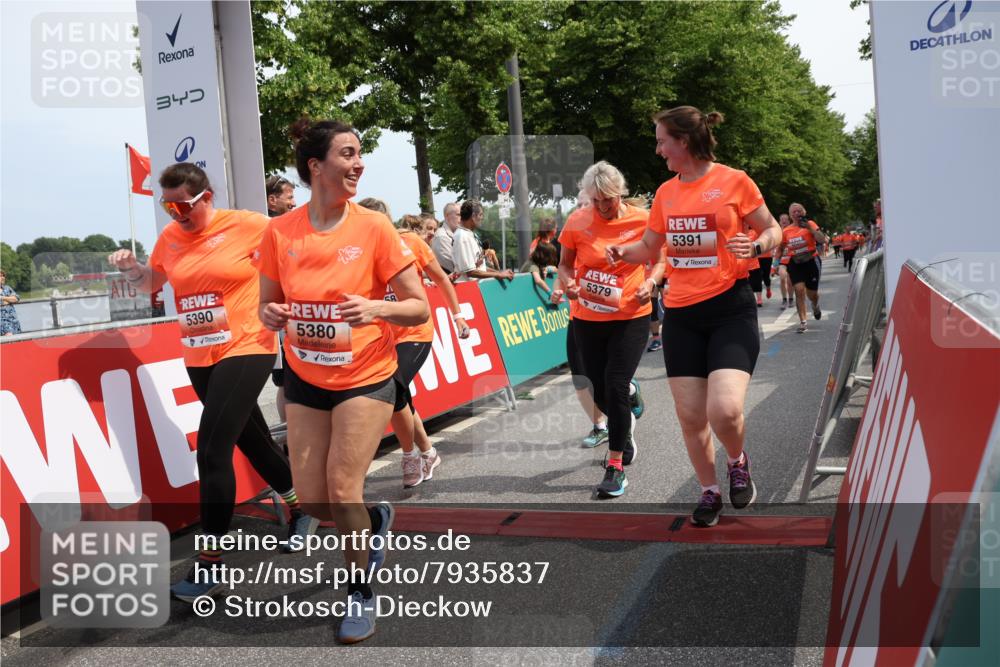 15.06.2025 - REWE Women's Run Strokosch-Dieckow http://msf.ph/oto/7935837 15.06.2025 11:09:00 Ziel 5039, 5040, 5041, 5048, 5055, 5056, 5267, 5379, 5380, 5390, 5391, 5396, 5470, 5521, 5570, 5658 meine-sportfotos.de
