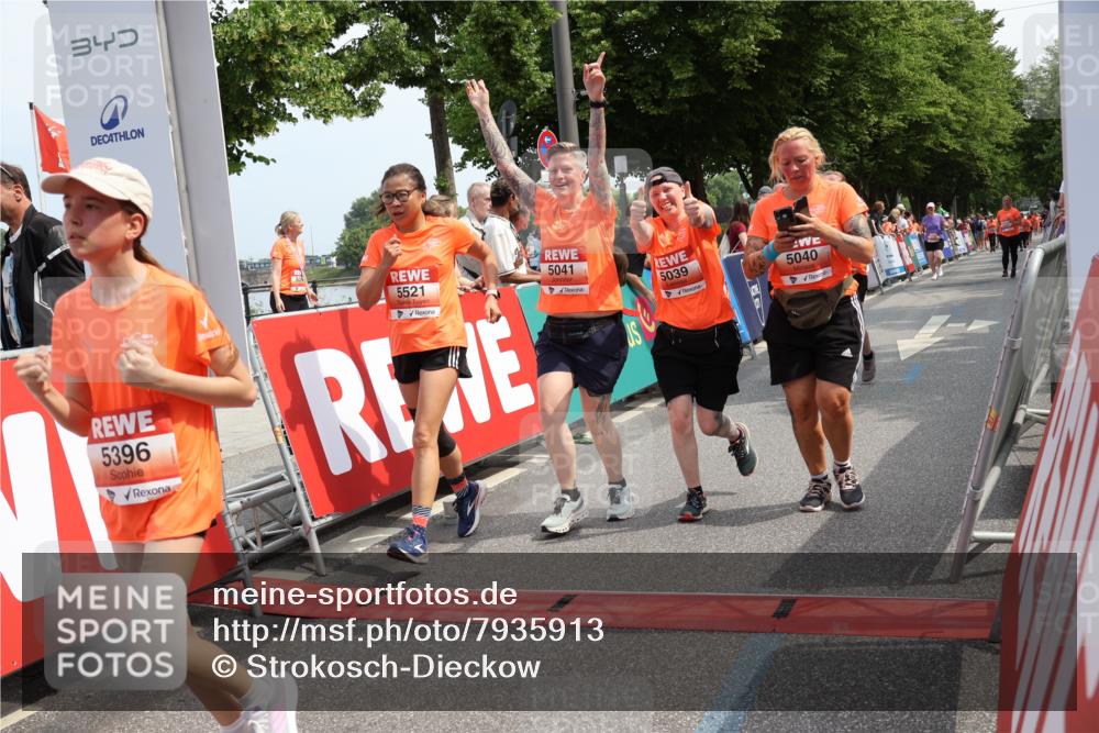 15.06.2025 - REWE Women's Run Strokosch-Dieckow http://msf.ph/oto/7935913 15.06.2025 11:09:03 Ziel 5039, 5040, 5041, 5048, 5055, 5056, 5379, 5380, 5390, 5391, 5396, 5470, 5521, 5570, 5658 meine-sportfotos.de