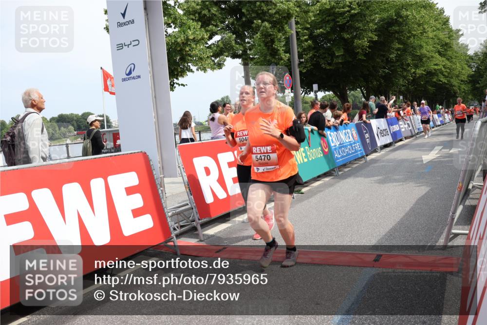 15.06.2025 - REWE Women's Run Strokosch-Dieckow http://msf.ph/oto/7935965 15.06.2025 11:09:05 Ziel 5039, 5040, 5041, 5047, 5048, 5055, 5056, 5178, 5379, 5380, 5390, 5391, 5396, 5470, 5521, 5570, 5658 meine-sportfotos.de