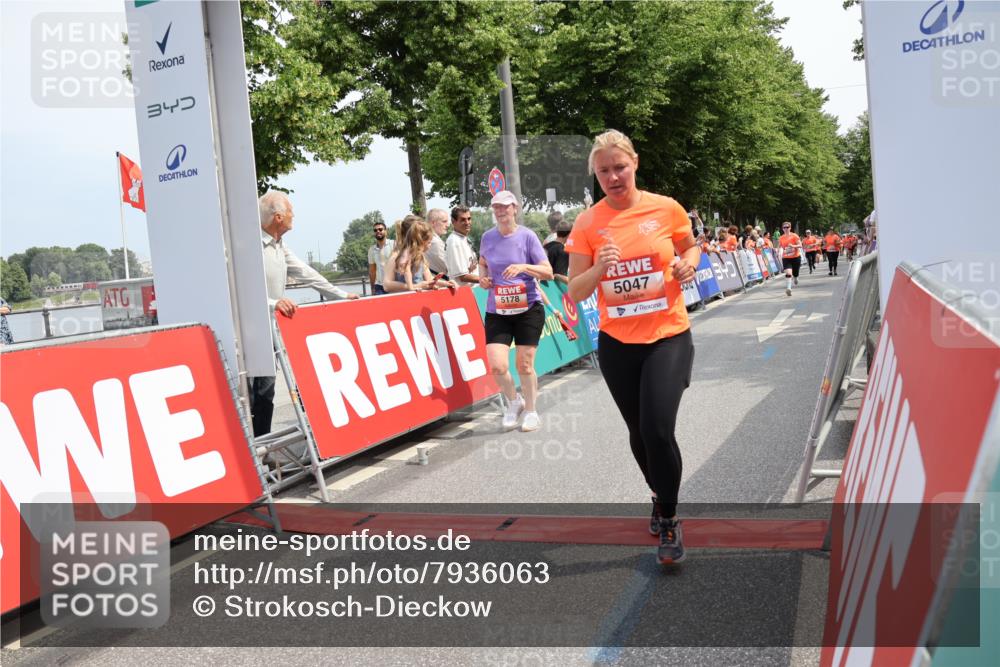 15.06.2025 - REWE Women's Run Strokosch-Dieckow http://msf.ph/oto/7936063 15.06.2025 11:09:10 Ziel 5039, 5040, 5041, 5047, 5048, 5178, 5470, 5577 meine-sportfotos.de