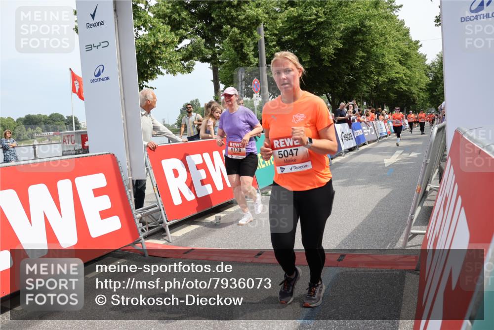 15.06.2025 - REWE Women's Run Strokosch-Dieckow http://msf.ph/oto/7936073 15.06.2025 11:09:11 Ziel 5047, 5048, 5178, 5470, 5577 meine-sportfotos.de