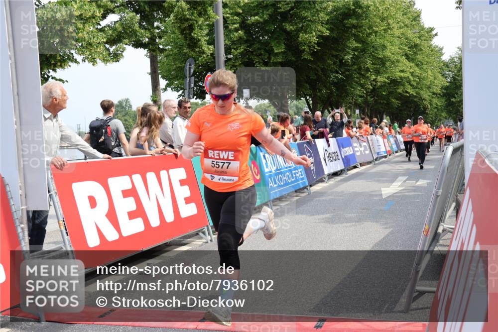 15.06.2025 - REWE Women's Run Strokosch-Dieckow http://msf.ph/oto/7936102 15.06.2025 11:09:14 Ziel 5047, 5104, 5178, 5577 meine-sportfotos.de
