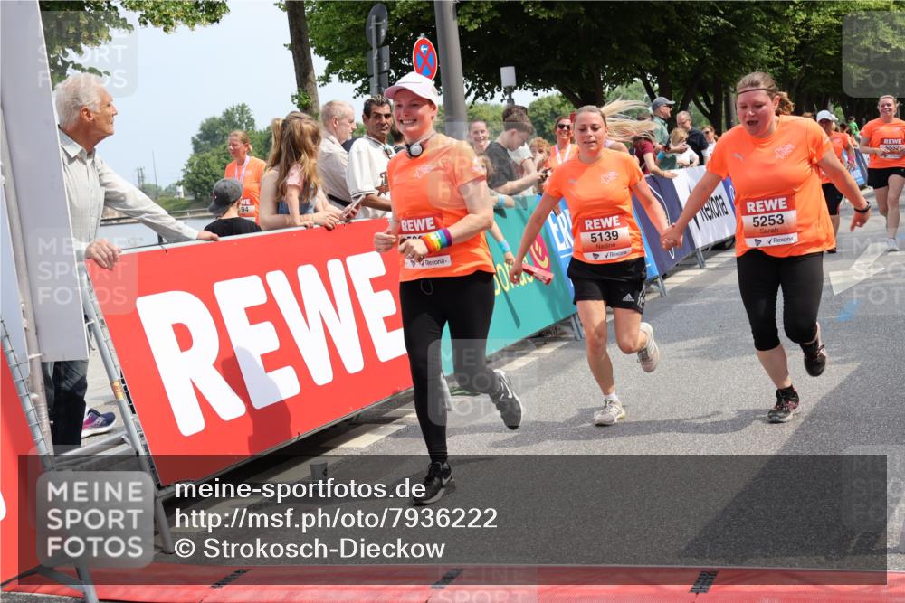 15.06.2025 - REWE Women's Run Strokosch-Dieckow http://msf.ph/oto/7936222 15.06.2025 11:09:21 Ziel 5095, 5104, 5139, 5215, 5253, 5273, 5274, 5552, 5577 meine-sportfotos.de