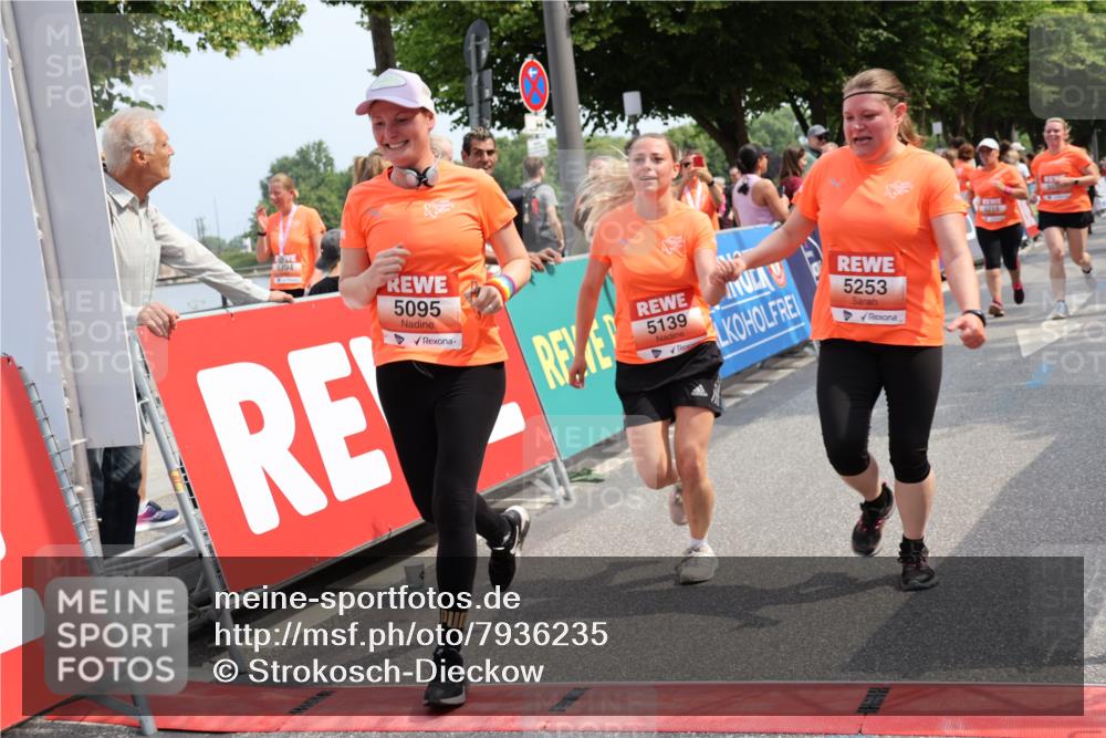 15.06.2025 - REWE Women's Run Strokosch-Dieckow http://msf.ph/oto/7936235 15.06.2025 11:09:21 Ziel 5095, 5104, 5139, 5215, 5253, 5273, 5274, 5552, 5577 meine-sportfotos.de