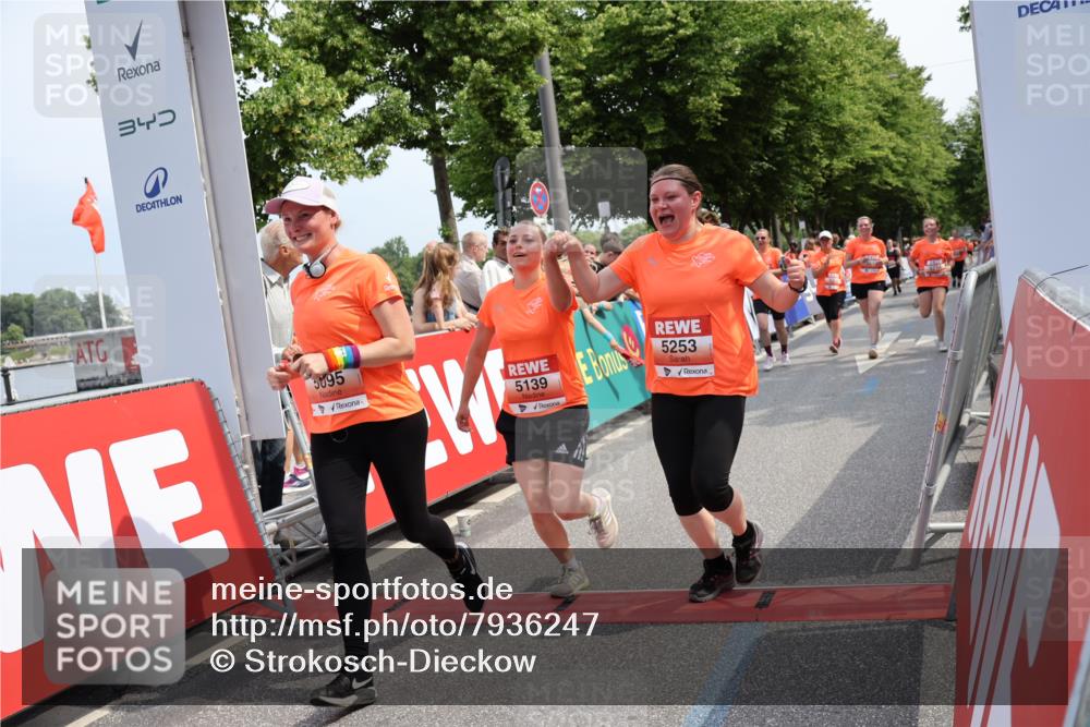 15.06.2025 - REWE Women's Run Strokosch-Dieckow http://msf.ph/oto/7936247 15.06.2025 11:09:21 Ziel 5095, 5104, 5139, 5215, 5253, 5273, 5274, 5552, 5577 meine-sportfotos.de