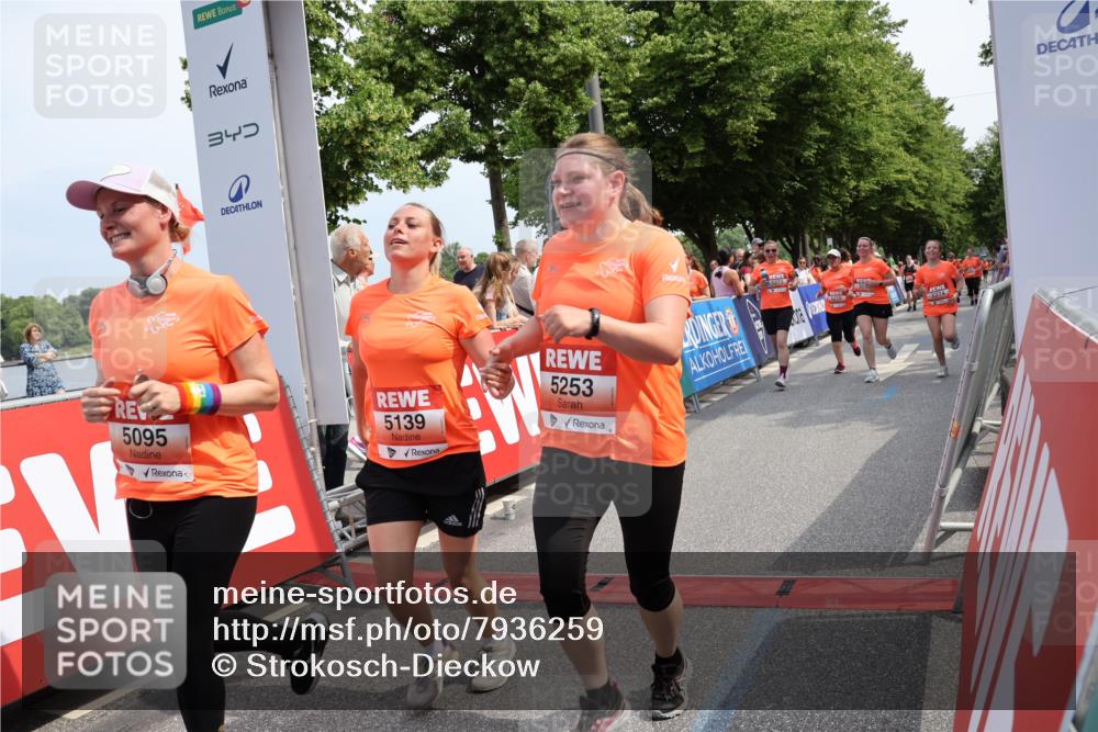 15.06.2025 - REWE Women's Run Strokosch-Dieckow http://msf.ph/oto/7936259 15.06.2025 11:09:22 Ziel 5095, 5104, 5139, 5215, 5253, 5273, 5274, 5552 meine-sportfotos.de